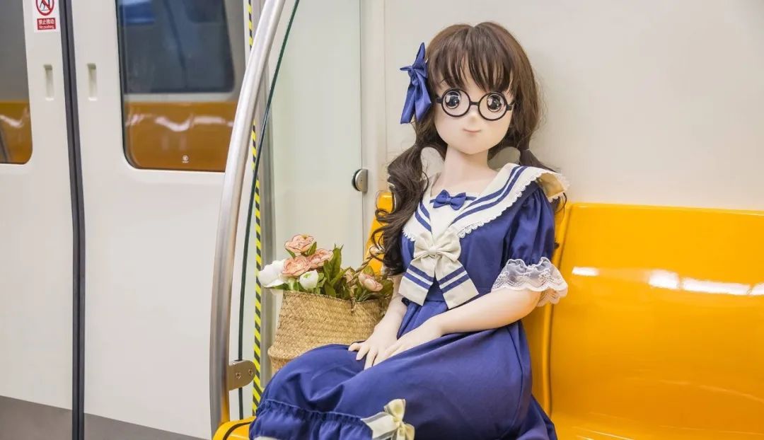 Fate Encounter: Encountering a Girl Taking a Physical Doll Out for a Photo on the Subway